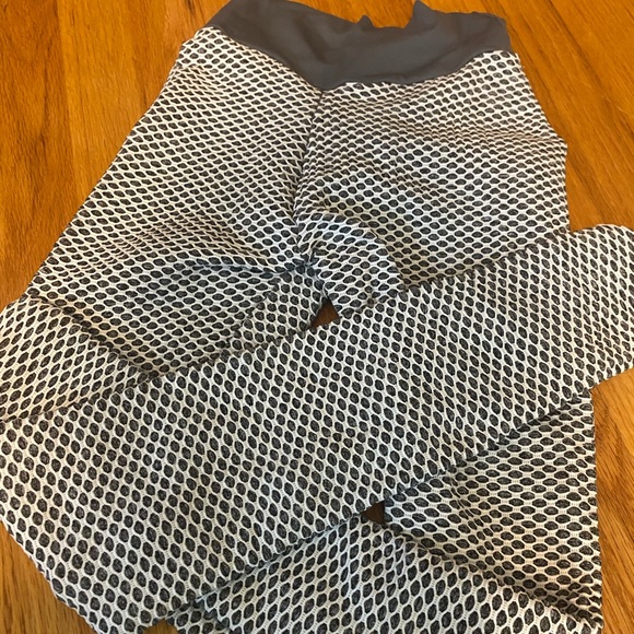 Grey and White Booty Contour Leggings - Picture 3 of 4